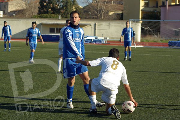 Omar Delizos aiuta Paolo Merone a rialzarsi
